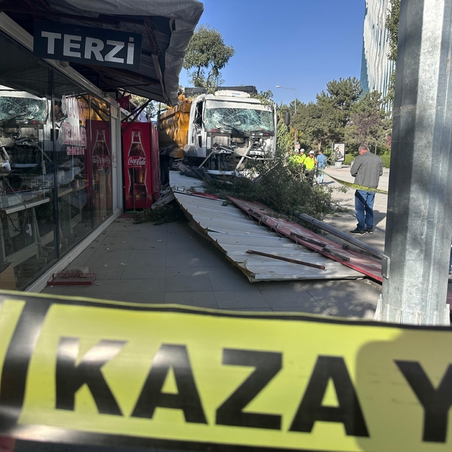 Freni boşaldığı öne sürülen kamyon 7 iş yerine çarptı