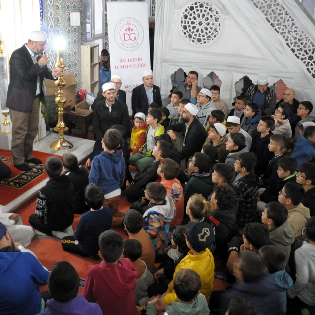 Balıkesir'de çocuklar ve gençler İmam Birgivi Camisi'nde buluştu