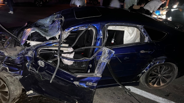 Otomobil, TIR'a arkadan çarptı: 1'i ağır, 5 yaralı