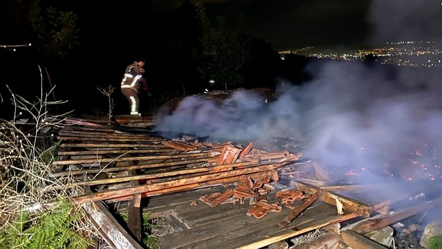 Tarladaki baraka alev alev yandı