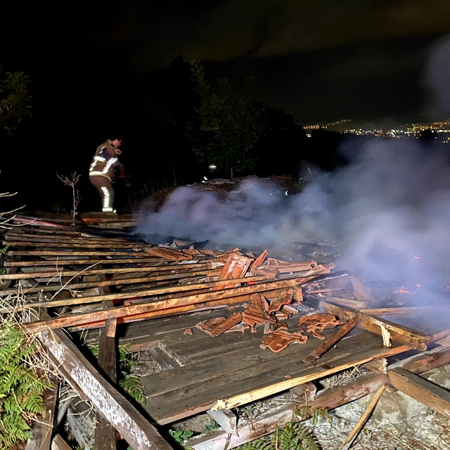 Tarladaki baraka alev alev yandı