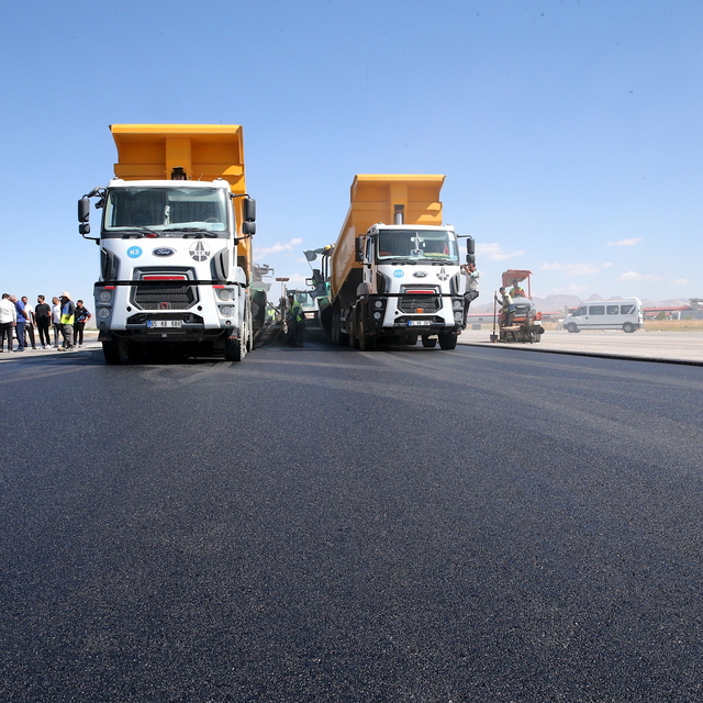 Van Ferit Melen Havalimanının pistini yenileme çalışmalarında 300 personel...