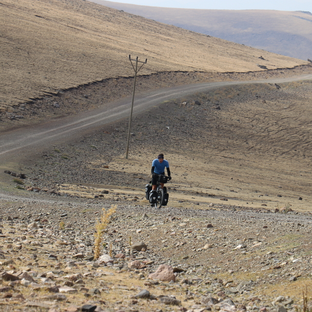 Fransız gezgin farklı kültürleri tanımak için bisikletiyle ülkeleri geziyor
