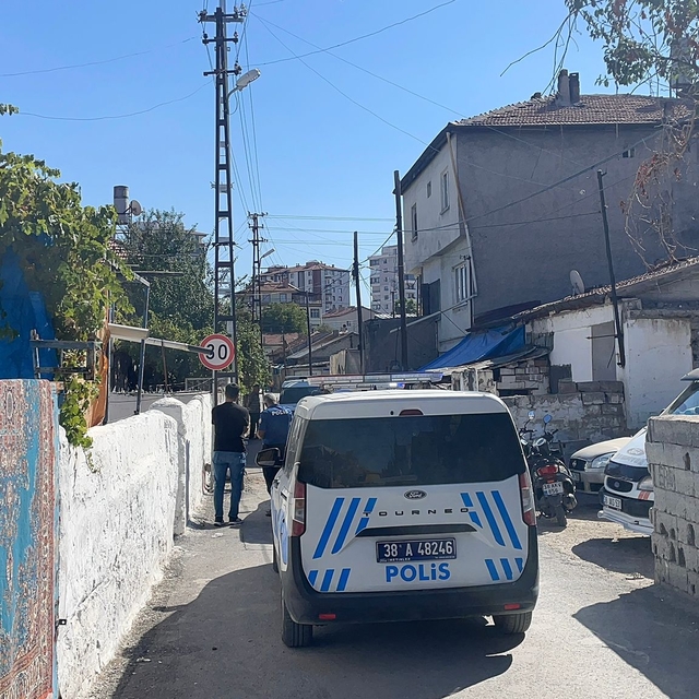 Evinde ölü bulundu