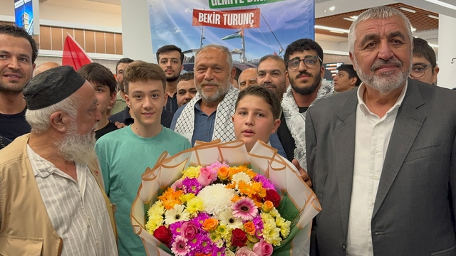 İsrail'in saldırıp alıkoyduğu Sumud Filosu'ndaki aktivist Turunç, Mersin'de karşılandı: