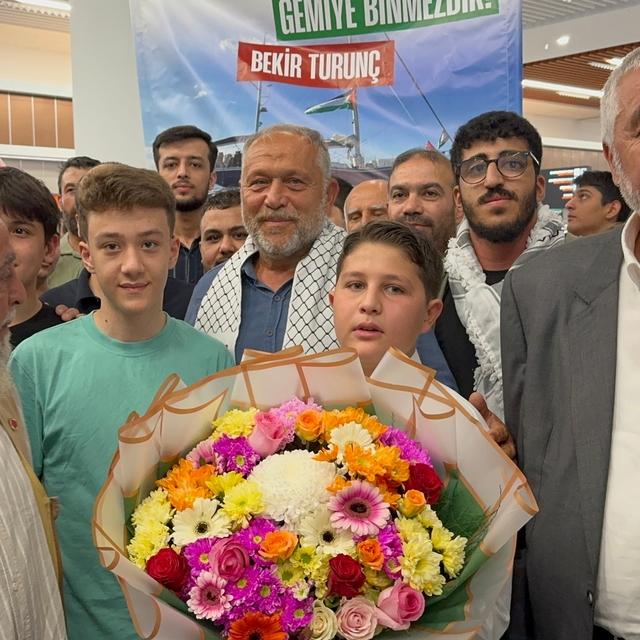 İsrail'in saldırıp alıkoyduğu Sumud Filosu'ndaki aktivist Turunç, Mersin'de...