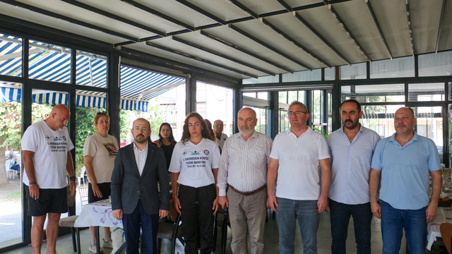 5. İskenderun Körfezi Açık Deniz Yüzme Maratonu'nu tamamlayan Elif'e ödül verildi