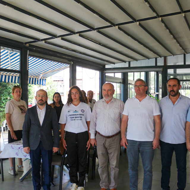 5. İskenderun Körfezi Açık Deniz Yüzme Maratonu'nu tamamlayan Elif'e ödül v...