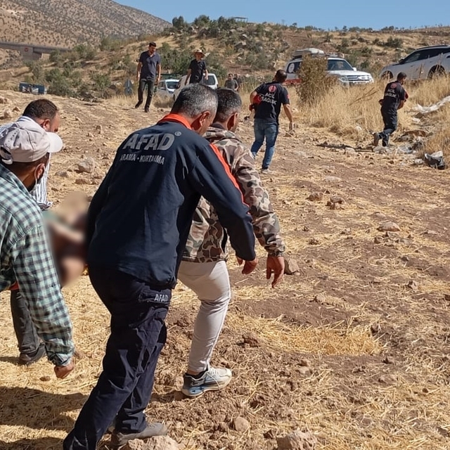 Serinlemek için girdiği çayda boğuldu