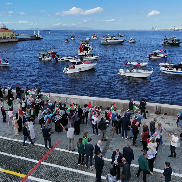 İzmir'de Filistin ile Küresel Sumud Filosu'na denizden destek