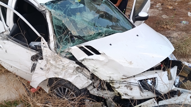 Amasya'da bariyerlere çarpan otomobilin sürücüsü yaralandı