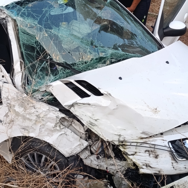 Amasya'da bariyerlere çarpan otomobilin sürücüsü yaralandı