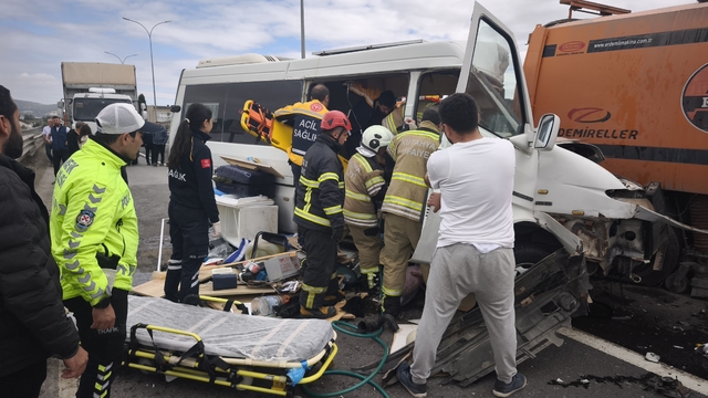 Kütahya'da Karayolları aracına çarpan karavanın sürücüsü öldü, eşi yaralandı
