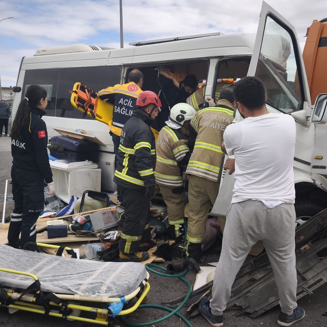 Kütahya'da Karayolları aracına çarpan karavanın sürücüsü öldü, eşi yaraland...