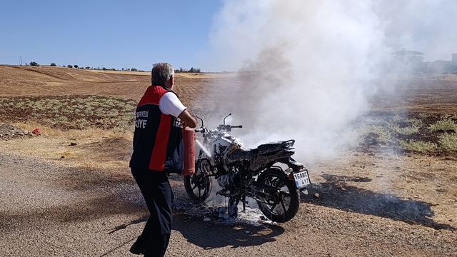 Siirt'te park halindeki motosiklette çıkan yangın söndürüldü