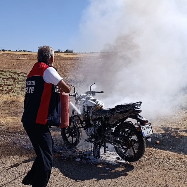 Siirt'te park halindeki motosiklette çıkan yangın söndürüldü