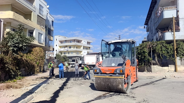 Mersin'in Akdeniz ilçesinde yol ve kaldırım yenileme çalışmaları sürüyor