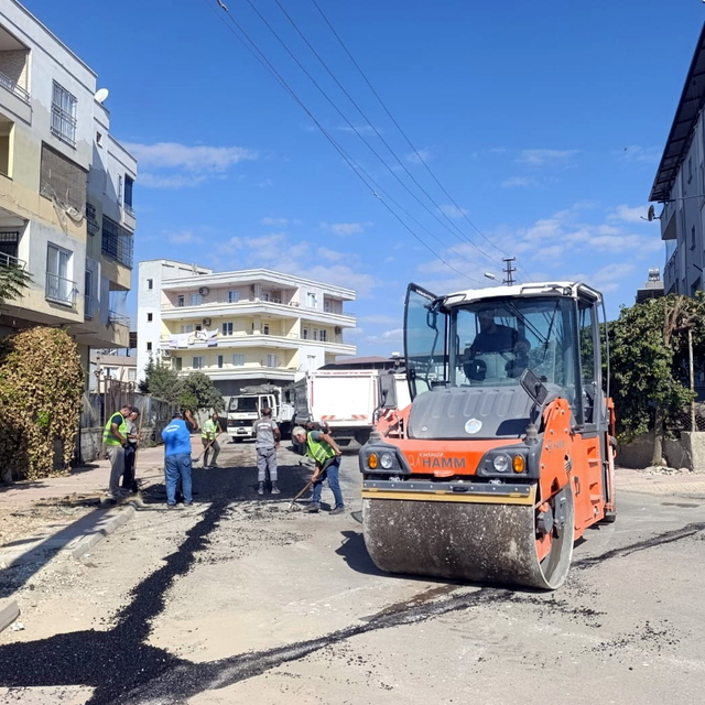 Mersin'in Akdeniz ilçesinde yol ve kaldırım yenileme çalışmaları sürüyor