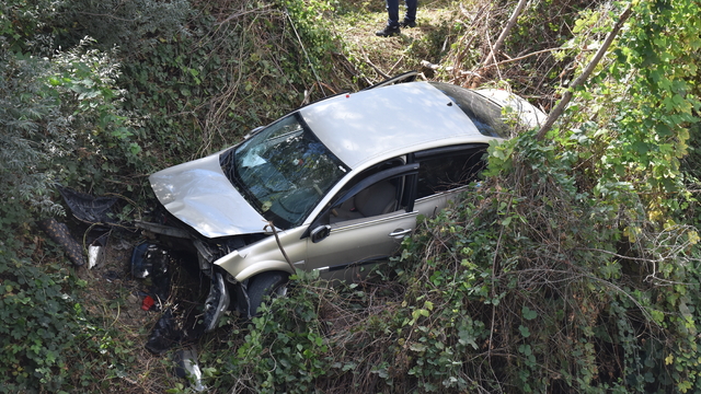 Bilecik'te tekerinin kopması sonucu dere yatağına düşen araçtaki 2 kişi yaralandı