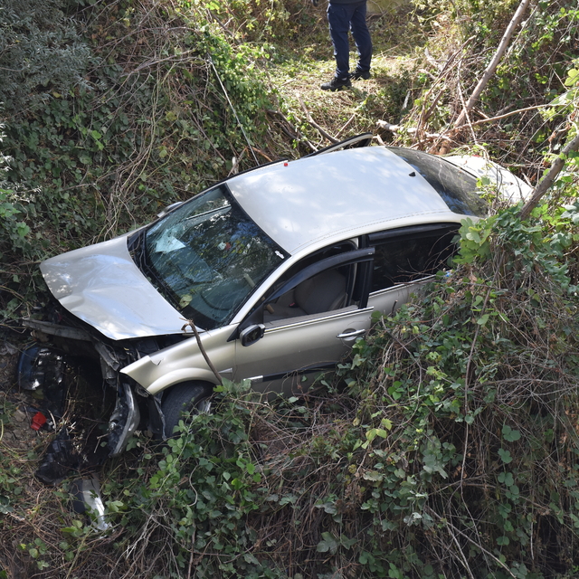 Bilecik'te tekerinin kopması sonucu dere yatağına düşen araçtaki 2 kişi yar...
