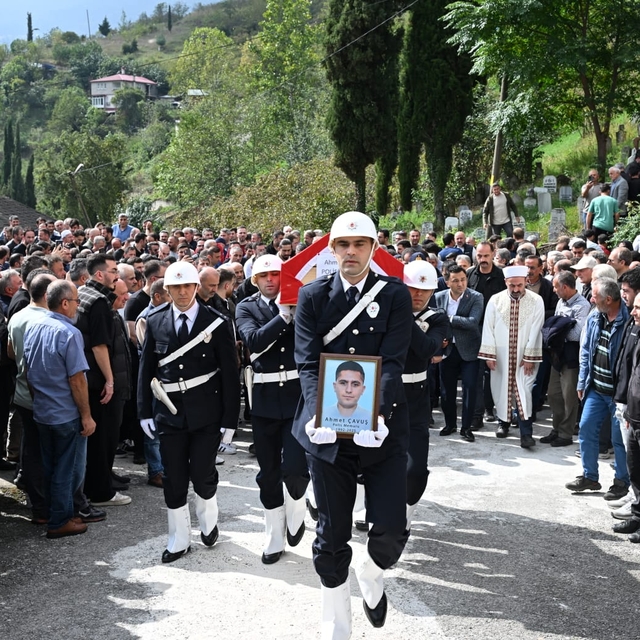 Trabzon'da uçuruma düşen polis memuru toprağa verildi