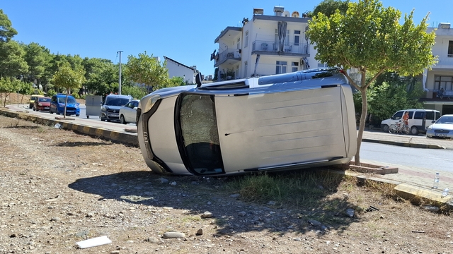 Manavgat'ta 2 otomobilin çarpıştığı kazada 3 kişi yaralandı