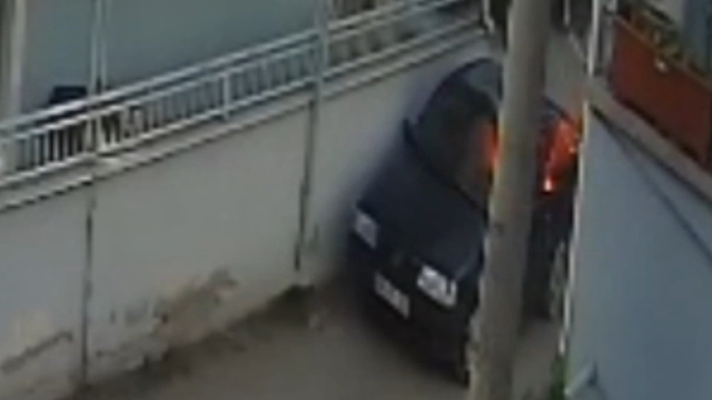 Husumetlisinin otomobilini kundakladı; o anlar kamerada