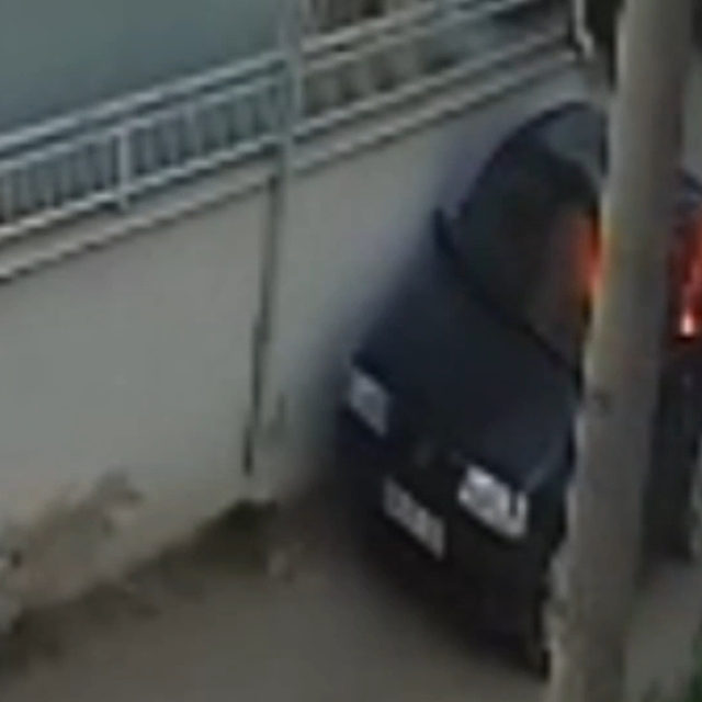 Husumetlisinin otomobilini kundakladı; o anlar kamerada