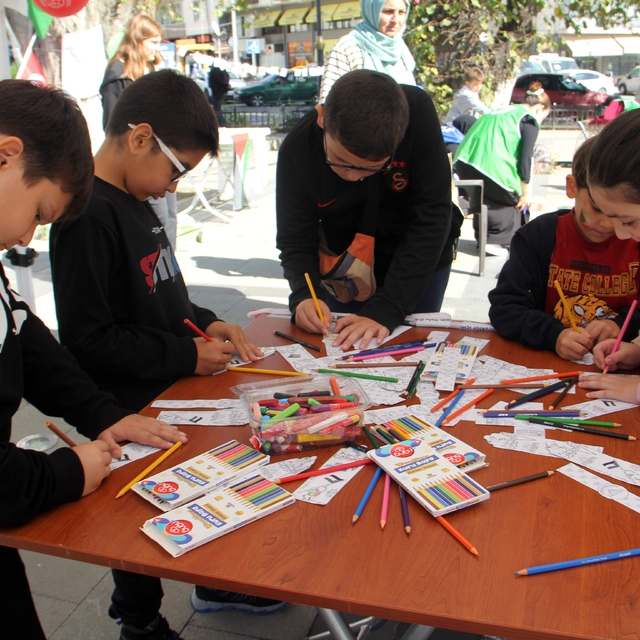 Sinop'ta "Filistinli çocuklar için çiz" etkinliği düzenlendi