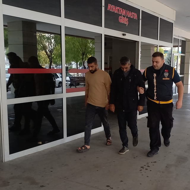 Manisa'da evden çelik kasa çaldıkları iddia edilen 4 şüpheli yakalandı