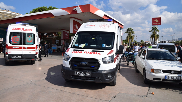 Manisa'da bir kişi eski eşi ve yanındaki kişiyi bıçakla yaraladı