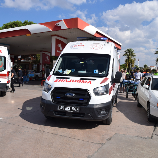 Manisa'da bir kişi eski eşi ve yanındaki kişiyi bıçakla yaraladı