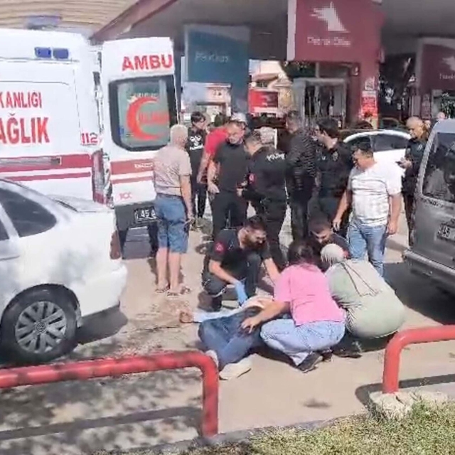 Eski eşi ile onun yanındaki kişiyi bıçaklayıp, kaçtı