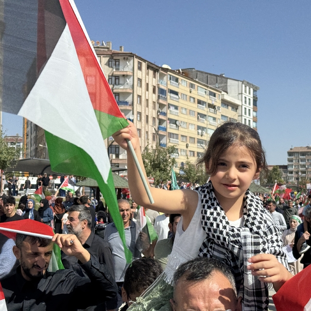 İsrail'in Gazze ve Küresel Sumud Filosu'na saldırıları Elazığ'da protesto e...