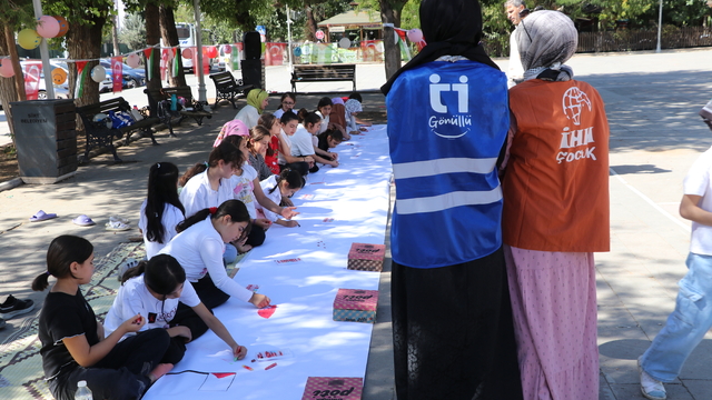 Siirt'te "Filistinli çocuklar için çiz" etkinliği düzenlendi