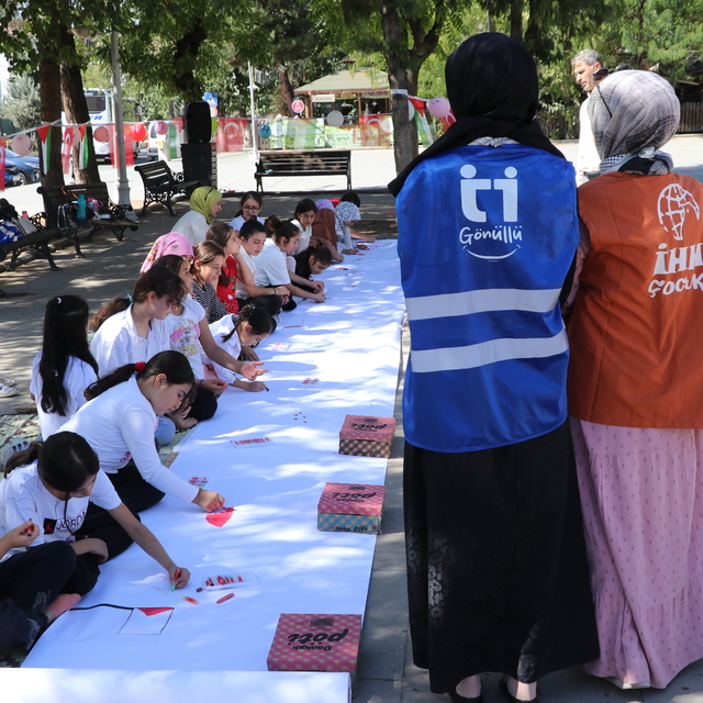 Siirt'te "Filistinli çocuklar için çiz" etkinliği düzenlendi