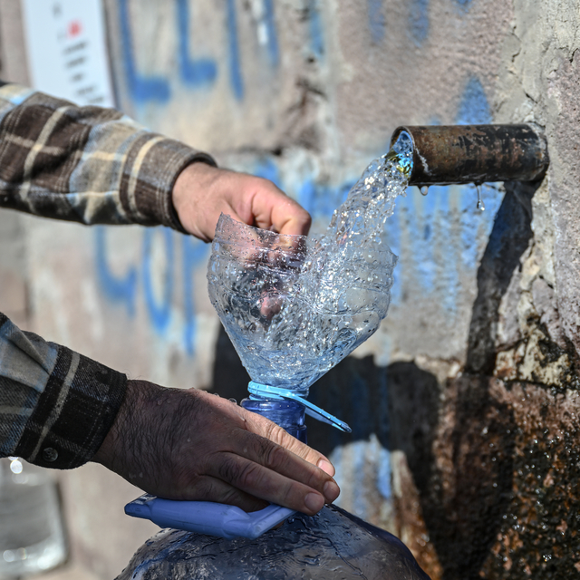 Başkentte su kesintisinden etkilenen vatandaşlar çeşmelerden su dolduruyor