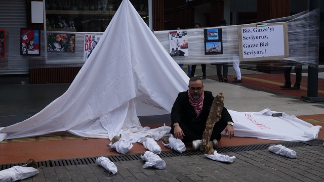Gazze'de ölen bebeklere dikkat çekmek için kefenli eylem yaptı