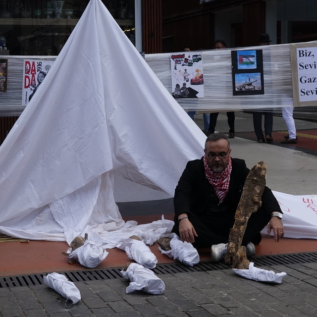 Gazze'de ölen bebeklere dikkat çekmek için kefenli eylem yaptı