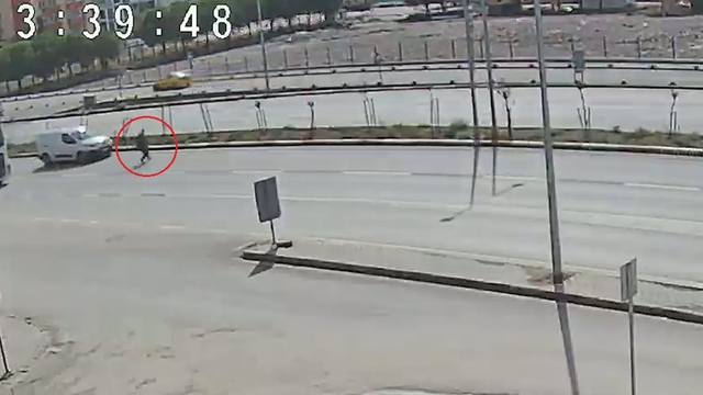 Maça yetişmek için üst geçidi kullanmayınca hafif ticari araç çarptı; kaza kamerada