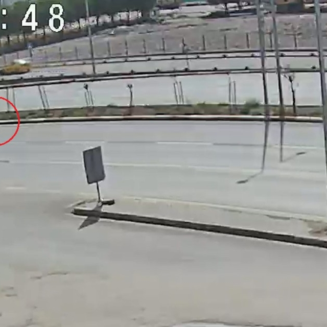 Maça yetişmek için üst geçidi kullanmayınca hafif ticari araç çarptı; kaza...