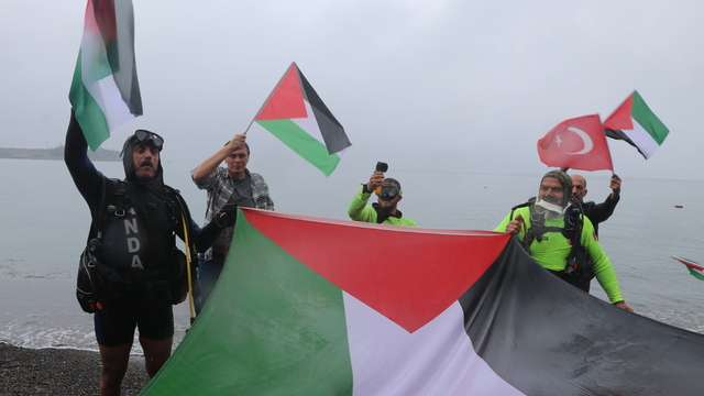 Rize'de arama kurtarma derneği üyeleri su altında Türk ve Filistin bayrakları açtı