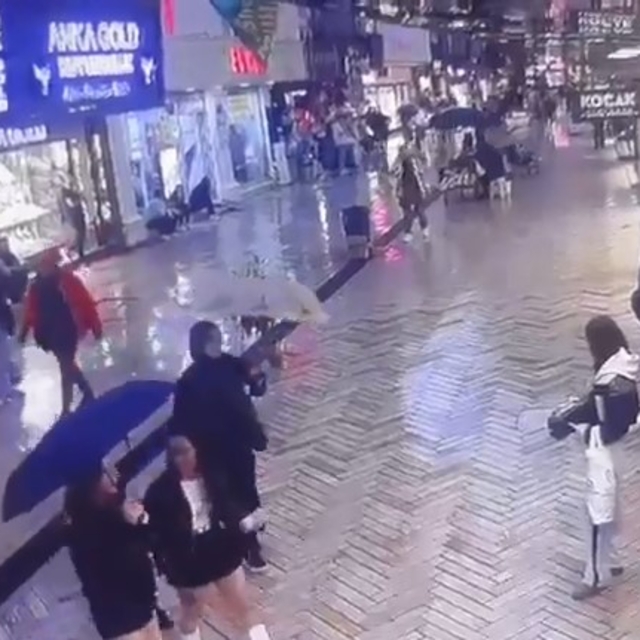 Üniversiteli kızın eteğini tutarak tepki gösterip darbeden kadın gözaltına...