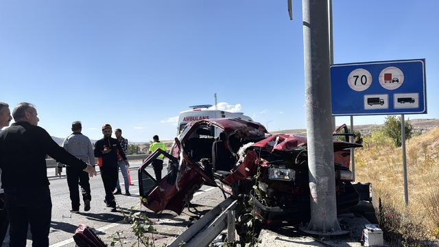 Sivas'ta otomobil ile hafif ticari aracın çarpıştığı kazada 10 kişi yaralandı