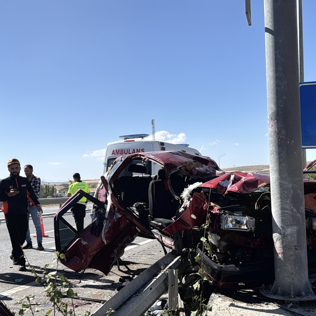 Sivas'ta otomobil ile hafif ticari aracın çarpıştığı kazada 10 kişi yaralan...