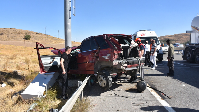 Hafif ticari araç ile otomobil çarpıştı: 10 yaralı