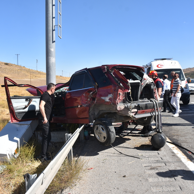 Hafif ticari araç ile otomobil çarpıştı: 10 yaralı