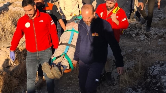 Van Kalesi'nde kayalıktan mağaraya düşen Alman turist hastaneye kaldırıldı