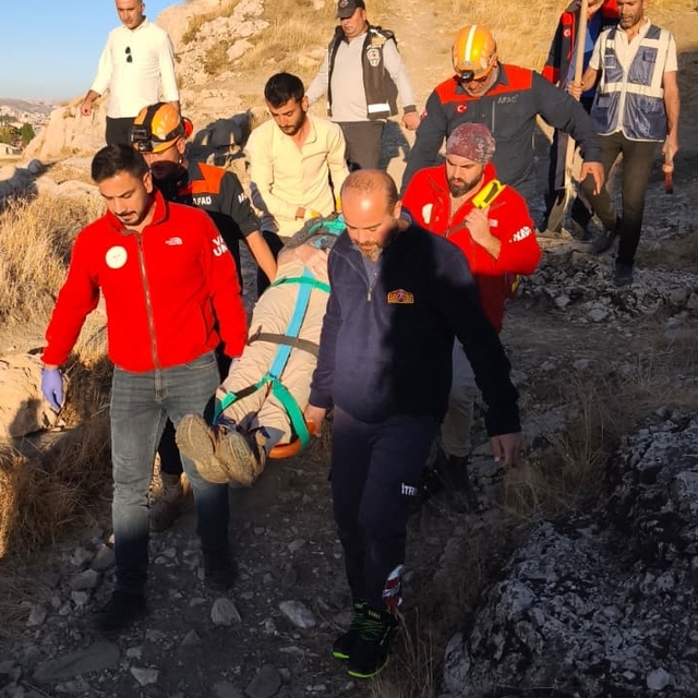 Van Kalesi'nde kayalıktan mağaraya düşen Alman turist hastaneye kaldırıldı