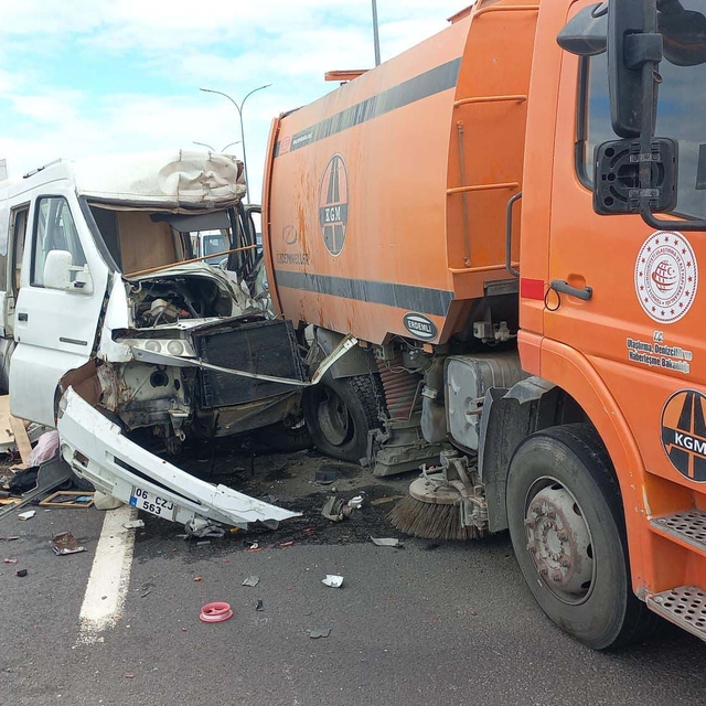 Karayolları temizlik aracına çarpan motokaravanın sürücüsü öldü, eşi yarala...